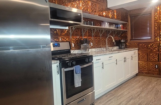 The Leelanau Sleeps 4 Fiber Optic WI-FInClose to Traverse City Crystal Mountain