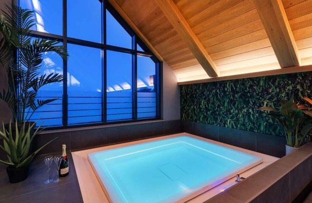 The Leeward - Marina West, Amblen