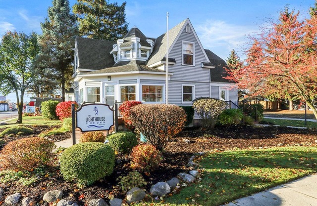 The Lighthouse: Walk to Downtown, Firepit, Private Parking for 6 cars, Sleeps 10