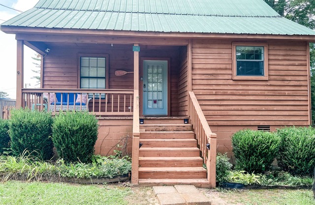 The Lilly Pad Getaway in the middle of Pickwick. 5 mins from Pickwick state park