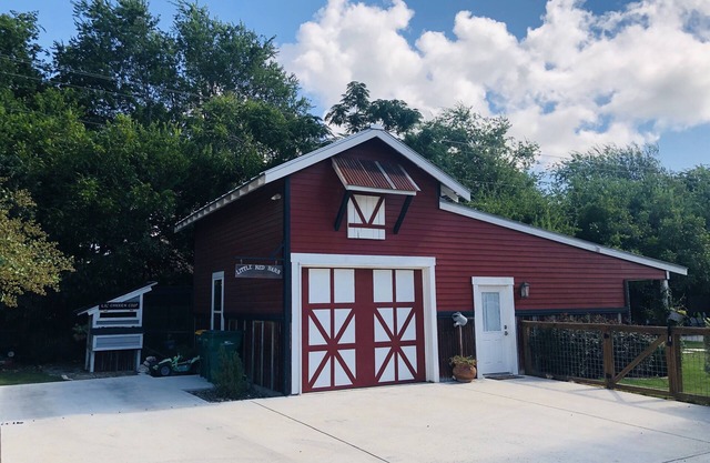 The little red barn in the city