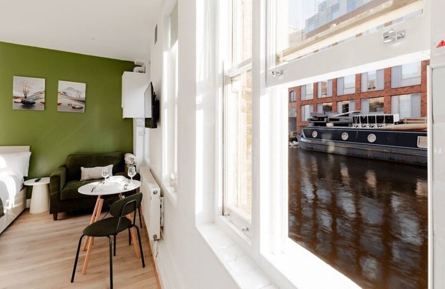 The Little Venice Hideaway Studio on the Canal !