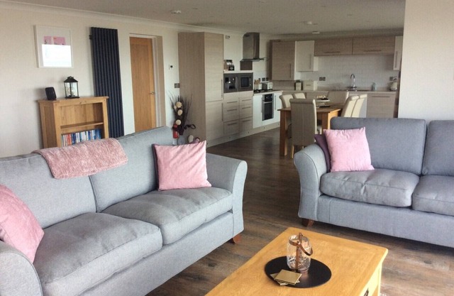 The Lobster Pot. Fabulous 2 bedroom Apartment overlooking the Beach/Green