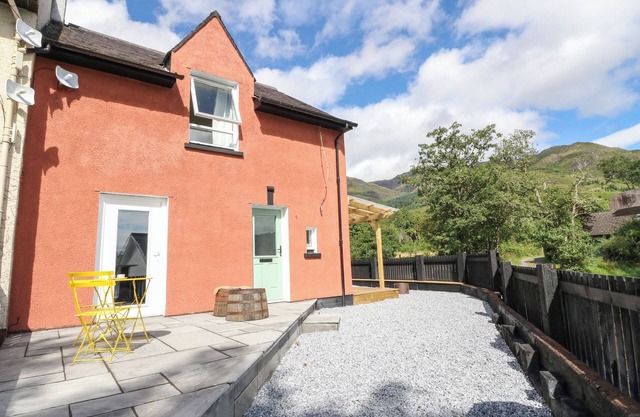 THE LOCHSIDE SHEPHERD, pet friendly, with open fire in Glenfinnan