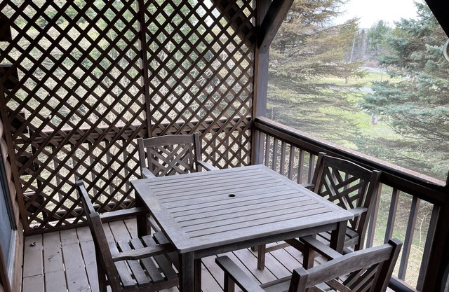 The Lodge at Bear Creek Lake/Your Log Cabin Escape