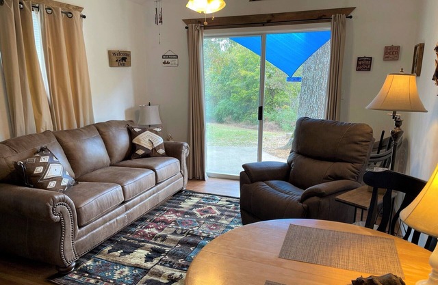 " The Lodge" Cottage on edge of town w/ Scenic View