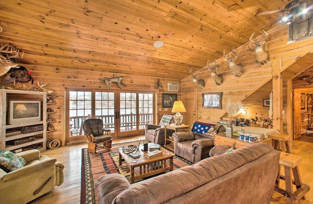 ‘The Lodge’ in Powersville w/Game Room & Fire Pit