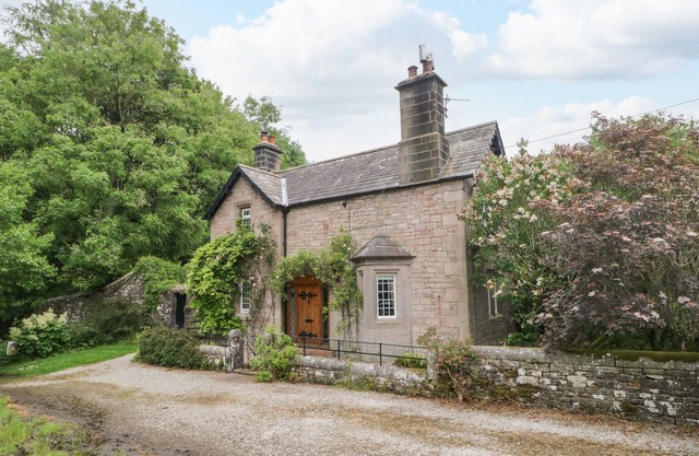 THE LODGE, pet friendly, character holiday cottage in Greystoke