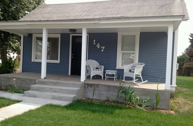 The Lone Pine bungalow a short stroll to downtown wineries