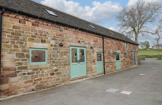 THE LONG BARN, family friendly, character holiday cottage in Alton