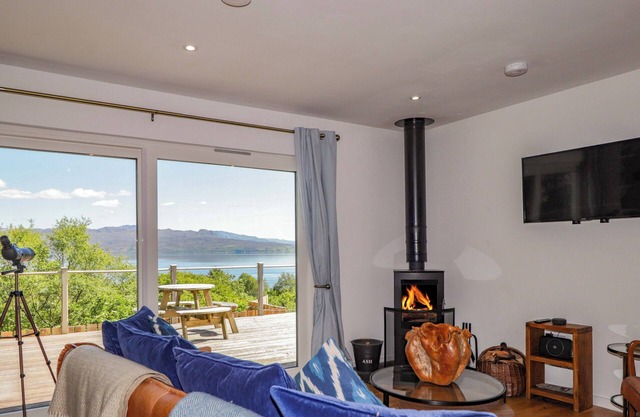 THE LOOKOUT, pet friendly, character holiday cottage in Broadford