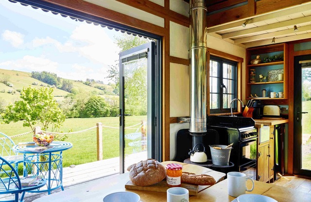 The Mallard Shepherd's Hut with Hot Tub