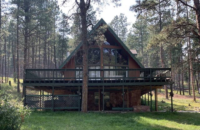 The Meadow Inn - Secluded Central Black Hills Cabin! WiFi!