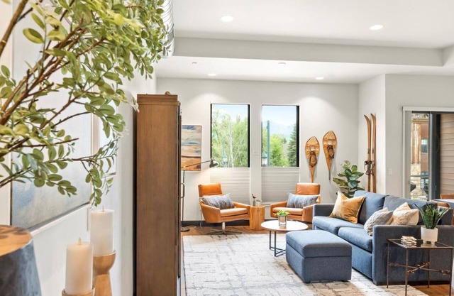 The Meadowlark Loft: Cozy Modern Retreat
