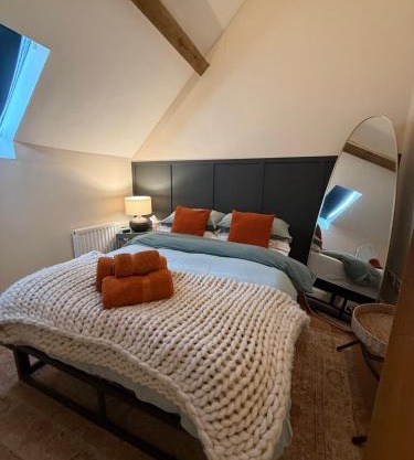 The Mews - Worcester City - House - Gated - Self Check In - Free WIFI - 2 Doubles - TVs in bedrooms - Sleeps 6 - Free Nearby Parking