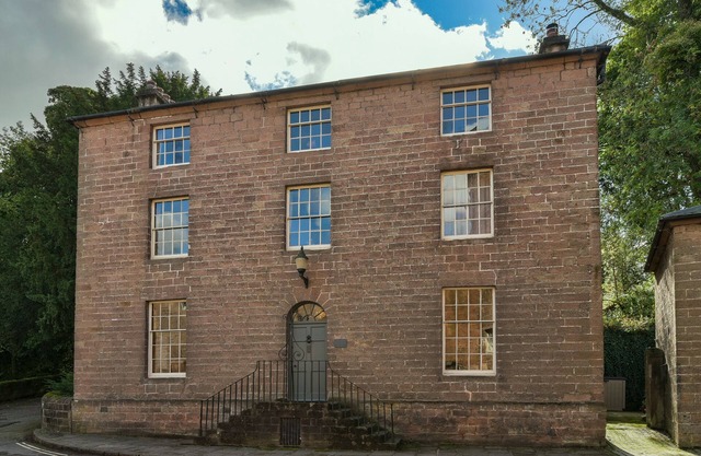 THE MILL MANAGERS HOUSE, family friendly, with open fire in Cromford