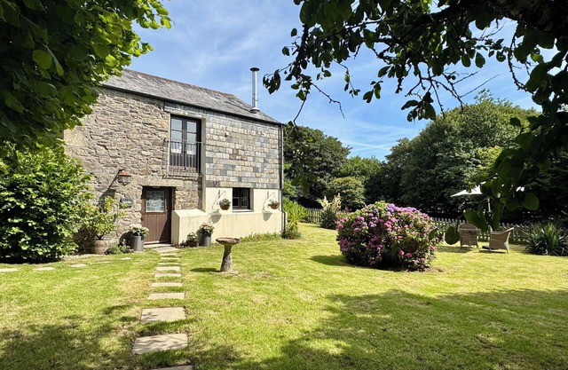 THE MILL, pet friendly, character holiday cottage in Lostwithiel