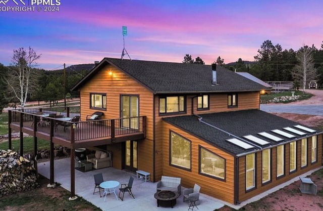 The Minty Mountain Ranch. A serene rustic retreat on 5 acres! Sleeps 8