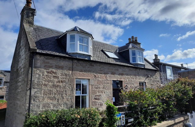 The Nairn House - a house that sleeps 6 guests in 3 bedrooms