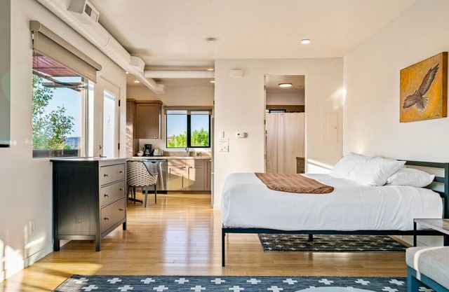 The Nest - Upper Floor Suite w/Red Rock Views