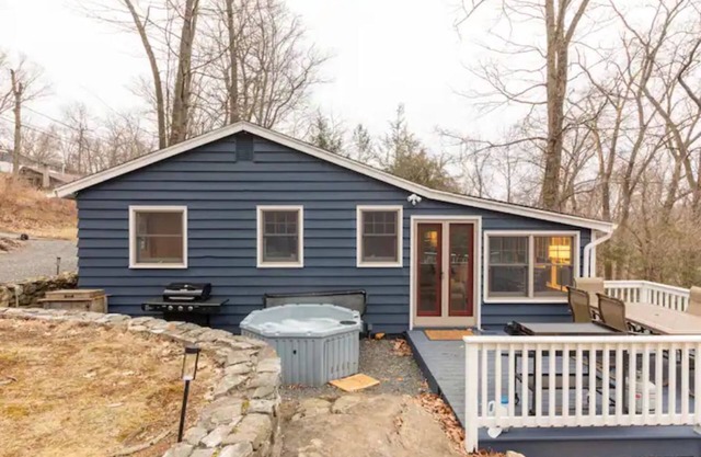 The Nugget: Sunlit Cottage with Hot Tub & Fire Pit