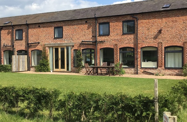 THE OAKS, family friendly, luxury holiday cottage in Cockshutt