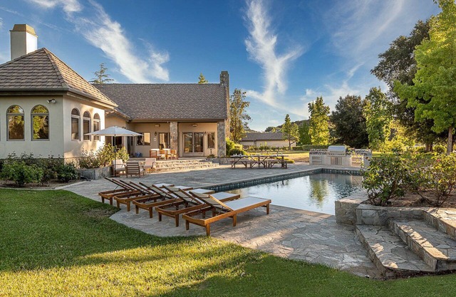 The Oaktree Estate by Fieldtrip | 7 Acre Private Resort with Lake, Pool & Vineyard