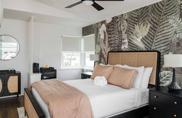 The Ocean Queen Studio -5 min walk to beach!