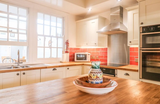 THE OLD BANK HOUSE, pet friendly, with open fire in Mevagissey