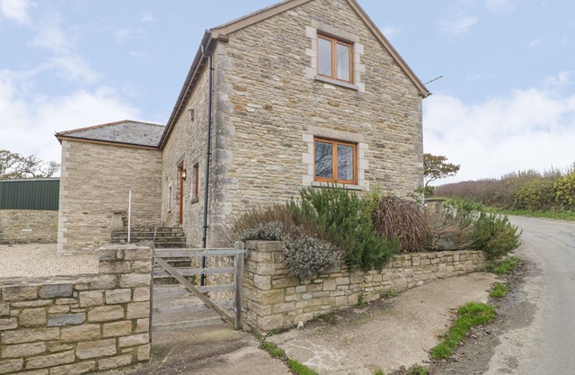 THE OLD BARN, family friendly, luxury holiday cottage in Swanage