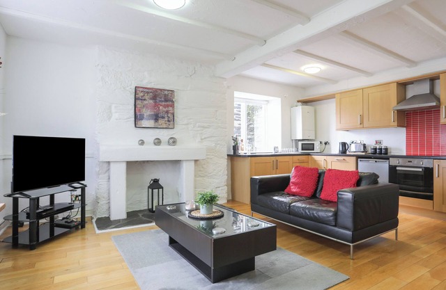 THE OLD CORNHILL, pet friendly, with a garden in Porthmadog