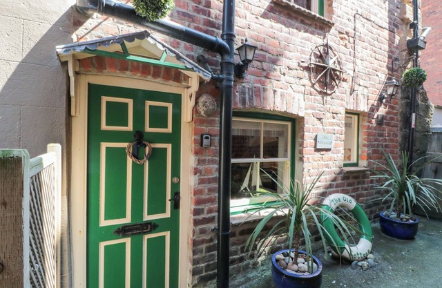 THE OLD COTTAGE, pet friendly, character holiday cottage in Staithes