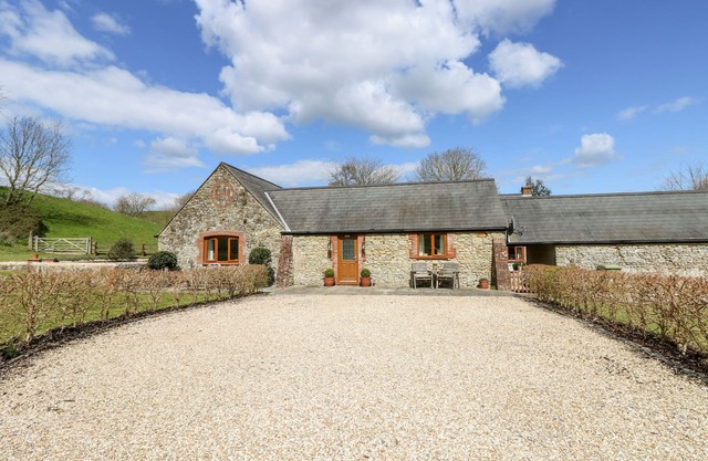 THE OLD DAIRY, pet friendly, with a garden in Gatcombe