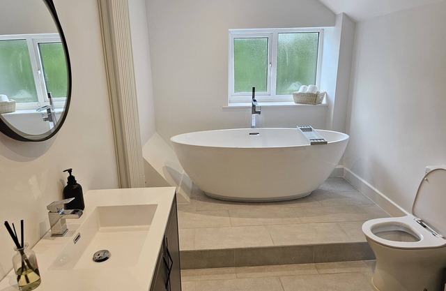 The Old Forge – Countryside 4-bed home near Bath, the Cotswolds and Stonehenge
