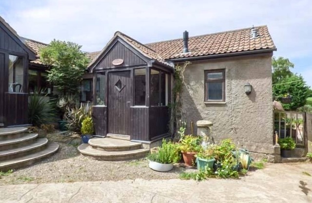 THE OLD PARLOUR, family friendly, character holiday cottage in Regil