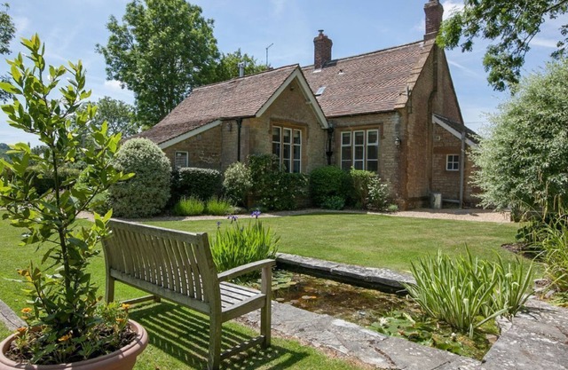 The Old School (Dorset) - a charming stone country cottage in Dorset sleeping 6 guests in 3 bedroom