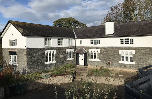 THE OLD SCHOOL, pet friendly, character holiday cottage in Llansannan