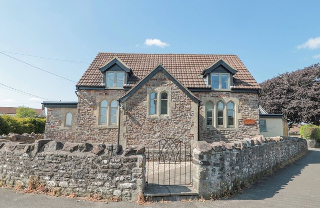 THE OLD SCHOOLROOMS, family friendly in Holcombe, Somerset