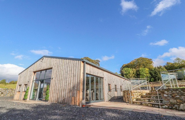 THE OLD SHEEP HOUSE, pet friendly, luxury holiday cottage in Settle