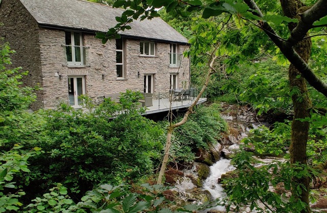 THE OLD WATER MILL, luxury holiday cottage, with hot tub in Kendal