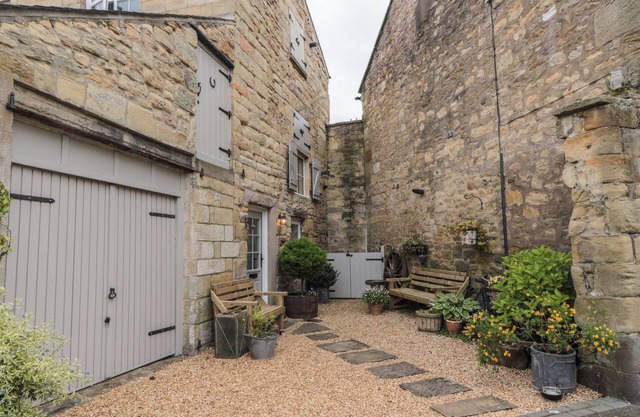 THE OLDE STABLES, family friendly in Warkworth