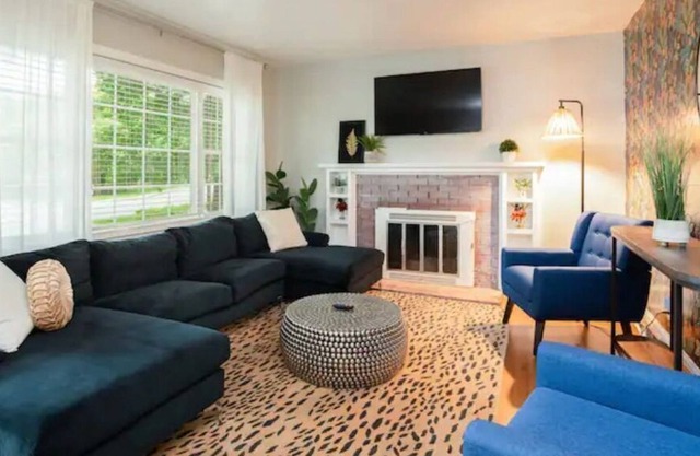 The Olive Door Oasis - Large house in a quiet neighborhood with yard and grill!