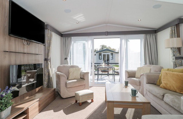 THE OLIVE LODGE, 227 SYCAMORE, pet friendly, with pool in New Milton