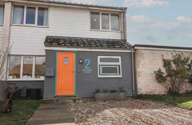 THE ORCHARD CLOSE ART HOUSE, pet friendly in Bury St Edmunds