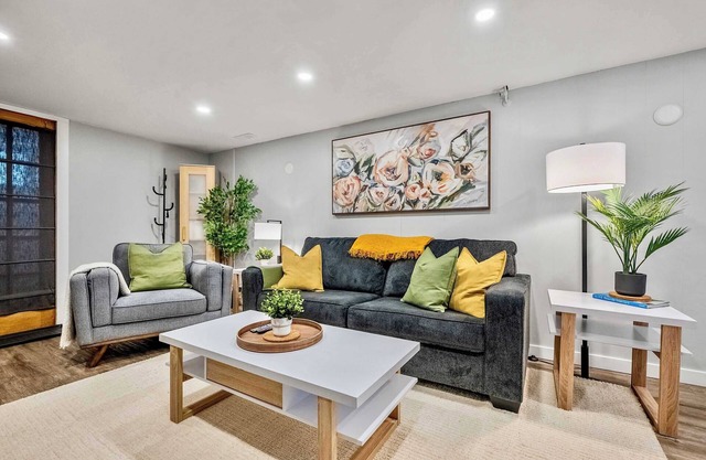 The Owlet PetsOK NWCalgary QueenBD PrivateSuite