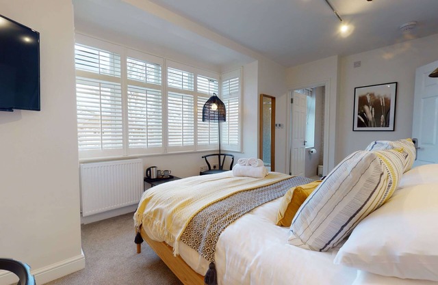 The Oxford Lodge Merton Room | Oxford Holiday Let | 1 Bed & Sleeps 2