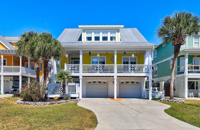 The Palm Tree Palace - Pet Friendly Home with a Private Suite, and 10 Minute fro