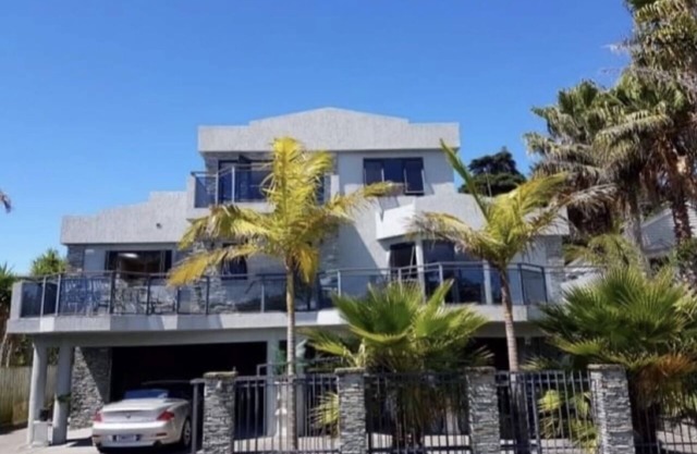 The Palms on Tindalls retreat, beautiful coastal nproperty adjacent to 2 beaches