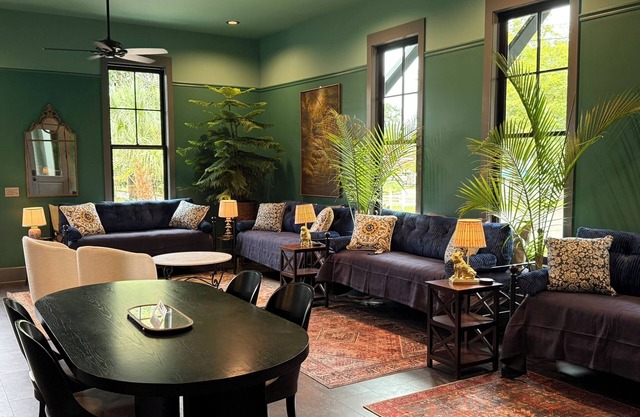 The Parlour @ The Pullman House Downtown w/Heated Pool