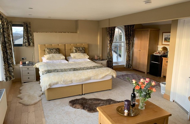 The Penthouse Bowness, Luxury Loft, Jacuzzi bath & Complimentary Lake View Spa